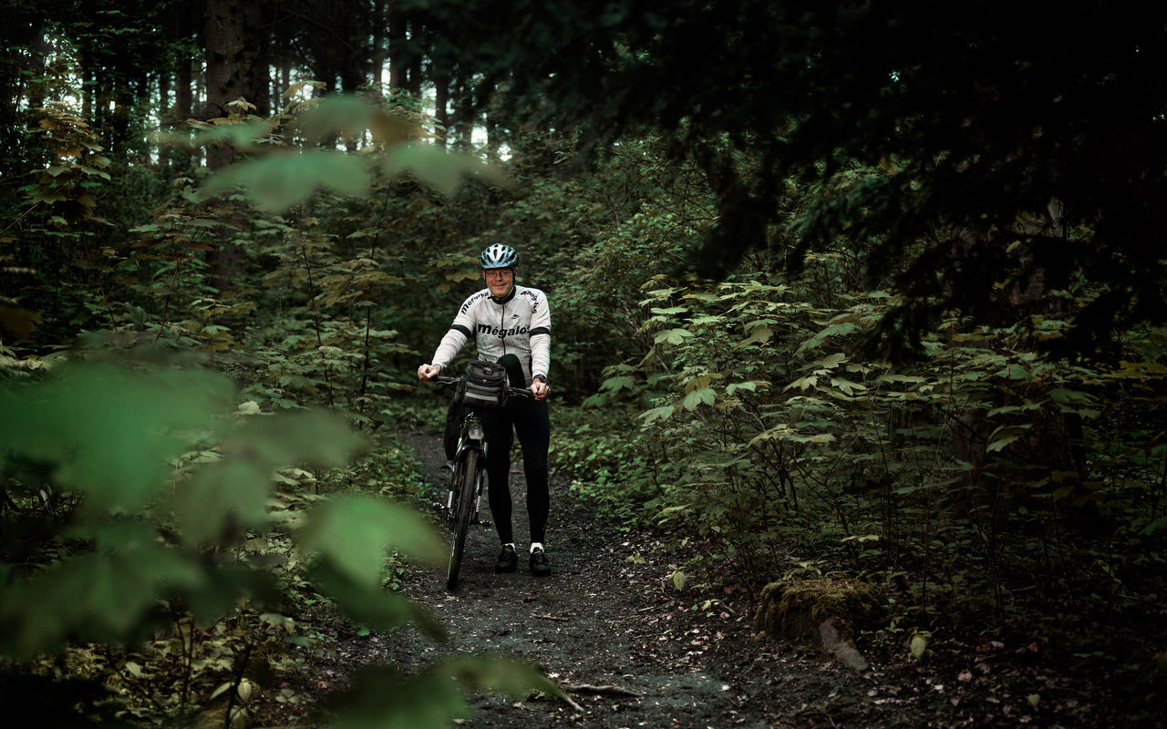 Dirk Raams in ajax shirt laten fietsen